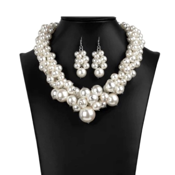 paparazzi Jewelry - Regal Zi collection necklace with earrings